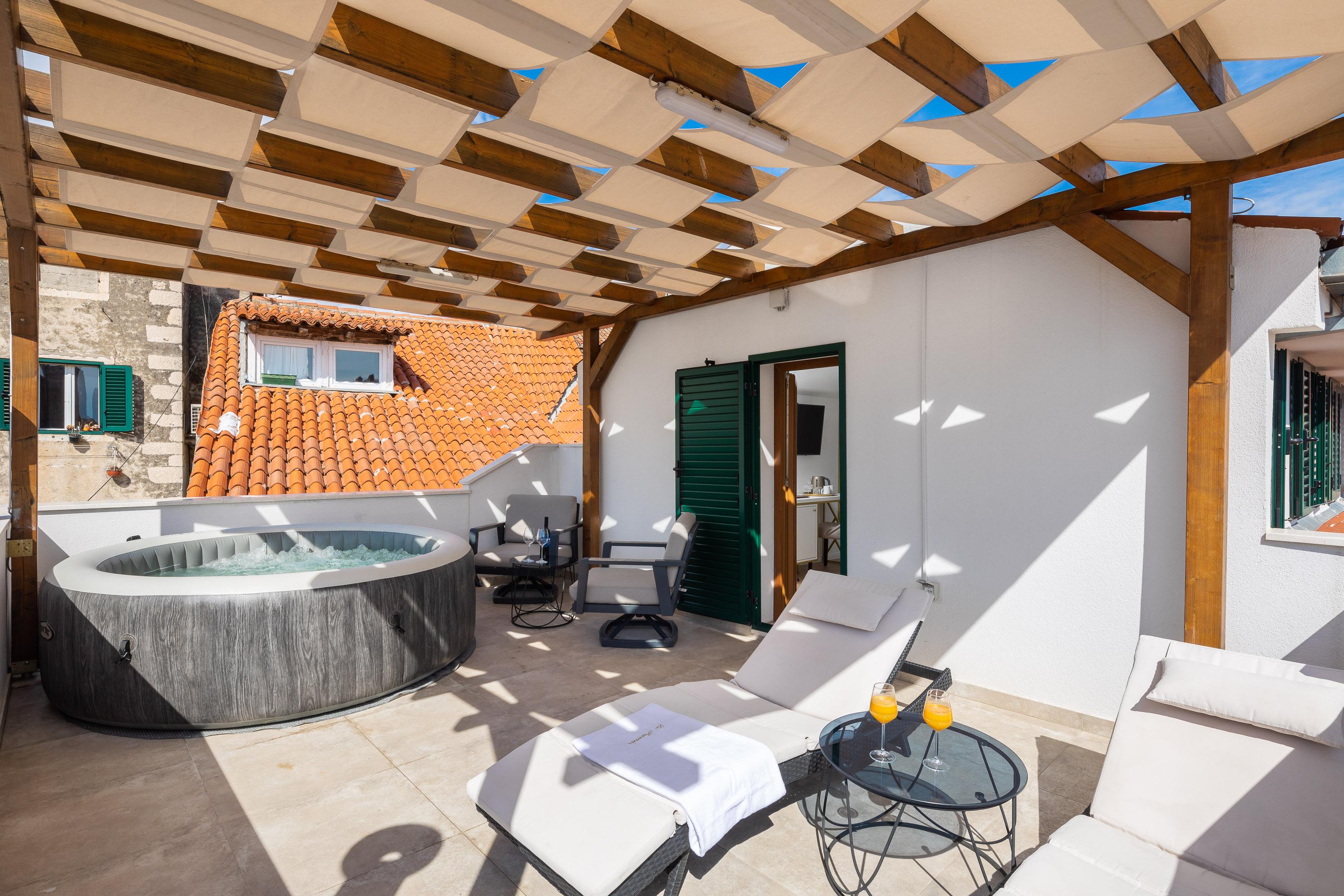 Le Premier Luxury Bed & Breakfast 4*