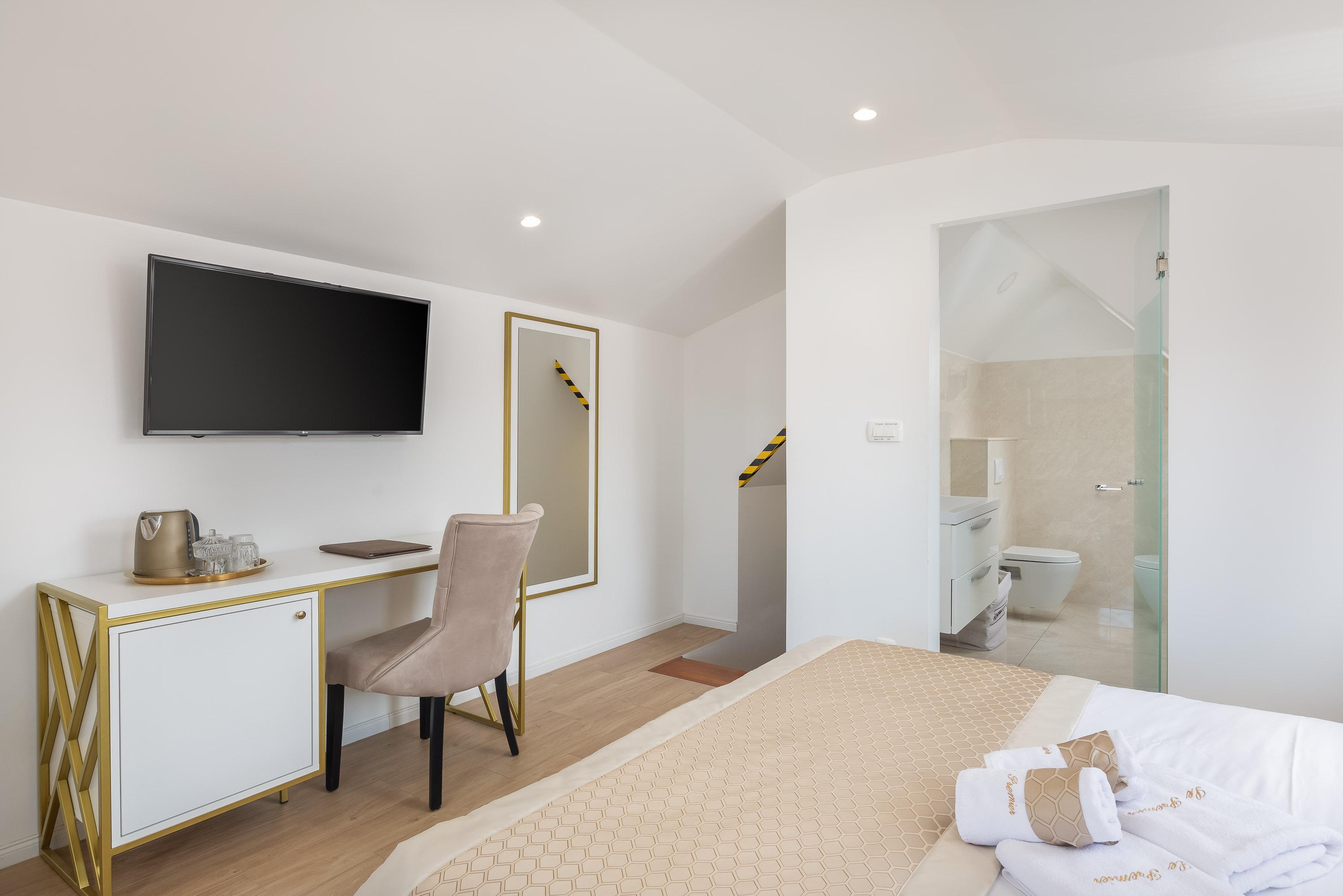 Le Premier Luxury Bed & Breakfast 4*